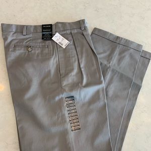 Jos A Bank mens Travelers pleated front trousers NWT